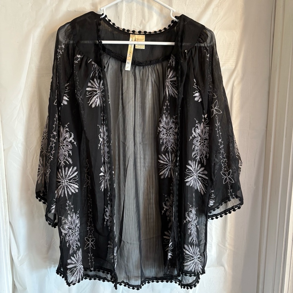 Forgotten Grace Black White Cover Up Robe Sz XL Flowers Pom Pom Trim Resortwear